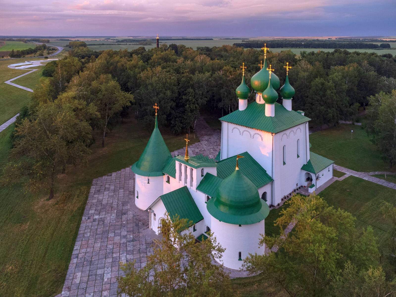 Мемориал на Красном холме. На первом плане — храм-памятник во имя преподобного Сергия Радонежского (архитектор А. В. Щусев), на заднем плане — памятник-колонна (архитектор А. П. Брюллов). 2022 г. Фотограф Р. М. Солопов. Фотография предоставлена Музеем-заповедником «Куликово поле»