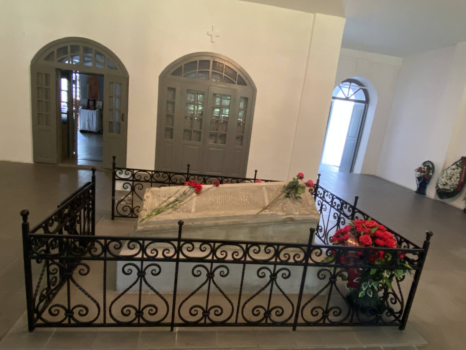 Захоронение М. Д. Скобелева в храме Преображения Господня в с. Заборово. 2025 г. Фотограф Л. Е. Тришина. Предоставлена Музеем-усадьбой «Мемориальный комплекс М. Д. Скобелева»